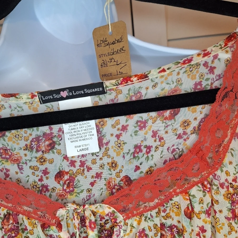 Love Squared floral Top Sz L 21ptp x 22L - Picture 5 of 5
